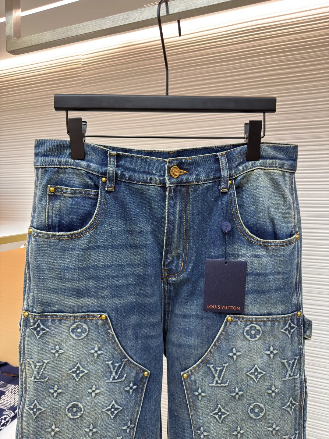 LOUIS VUITTON embossed work jeans ●Authentic product: purchased and developed by 13939 ●Item number: 1680239-B70 ●Material: denim fabric ●Technology: embossed embossed production ●Version: fitted version ●Weight: about 1060 grams ●Size: 28-30-32-34-36 ●Description: Integrating Monogram embossed pockets into a casual workwear silhouette, it can create a trendy look with the same style of overalls, or it can be mixed and matched with separate items to explore more fashion possibilities. Positioned panel splicing design, slightly distressed, washed blue, square nails with lettering under the left sleeve, decorative zipper, snap buttons at the front, standard cut version, casual style, suitable for both men and women. Original goods, washed casual jeans, imported original washed stretch fabric, comfortable and elastic, original hardware accessories decorated with logo, super correct fit, extremely high grade, high quality, fashionable and stylish upper body. The overall wiring is straight and delicate, the fabric is comfortable and soft, and the color is consistent without color difference. It can be matched with the same style to create a fashionable look and control various occasions. Customized accessories, complete with three standards, same style for men and women!